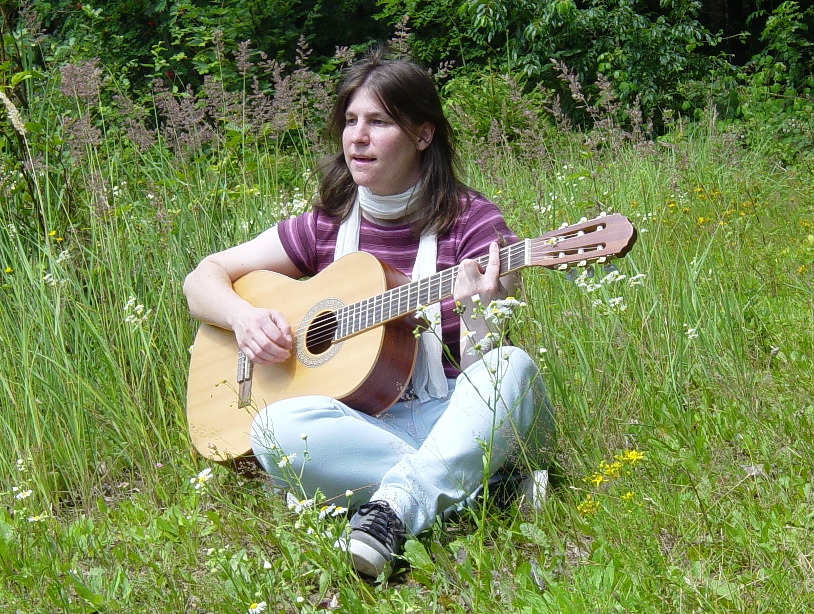 Ich spiele Gitarre auf den Neusser Rheinwiesen