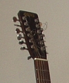 Kopf einer zwölfsaitigen Gitarre
